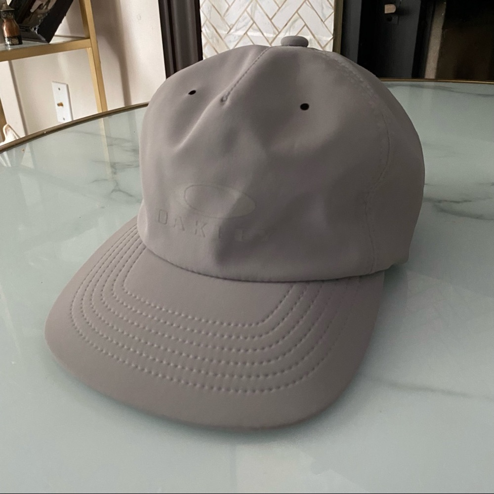 Oakley gray adjutable cap hat
